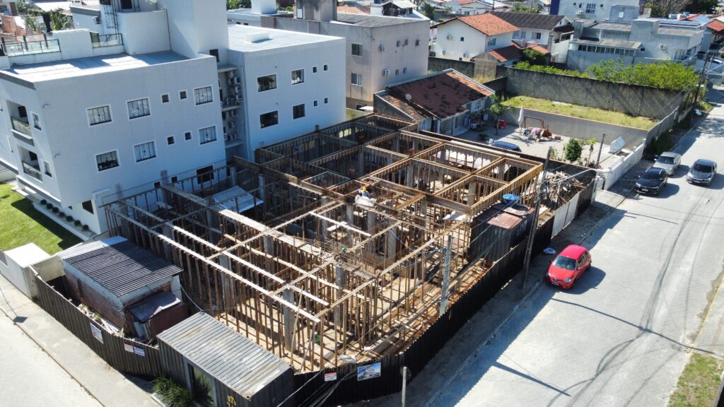 Obra do Martendal Residence em Bombinhas: estrutura da primeira laje, vista de drone