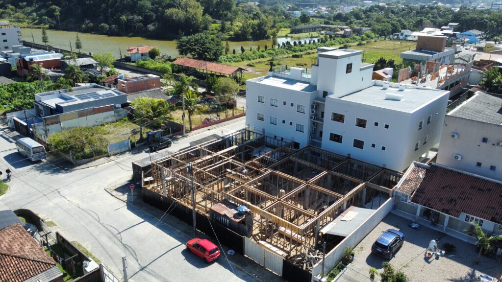 Obra do Martendal Residence em Bombinhas: estrutura da primeira laje, vista de drone
