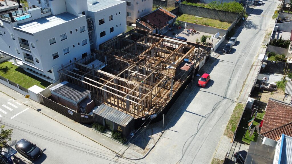 Obra do Martendal Residence em Bombinhas: estrutura da primeira laje, vista de drone